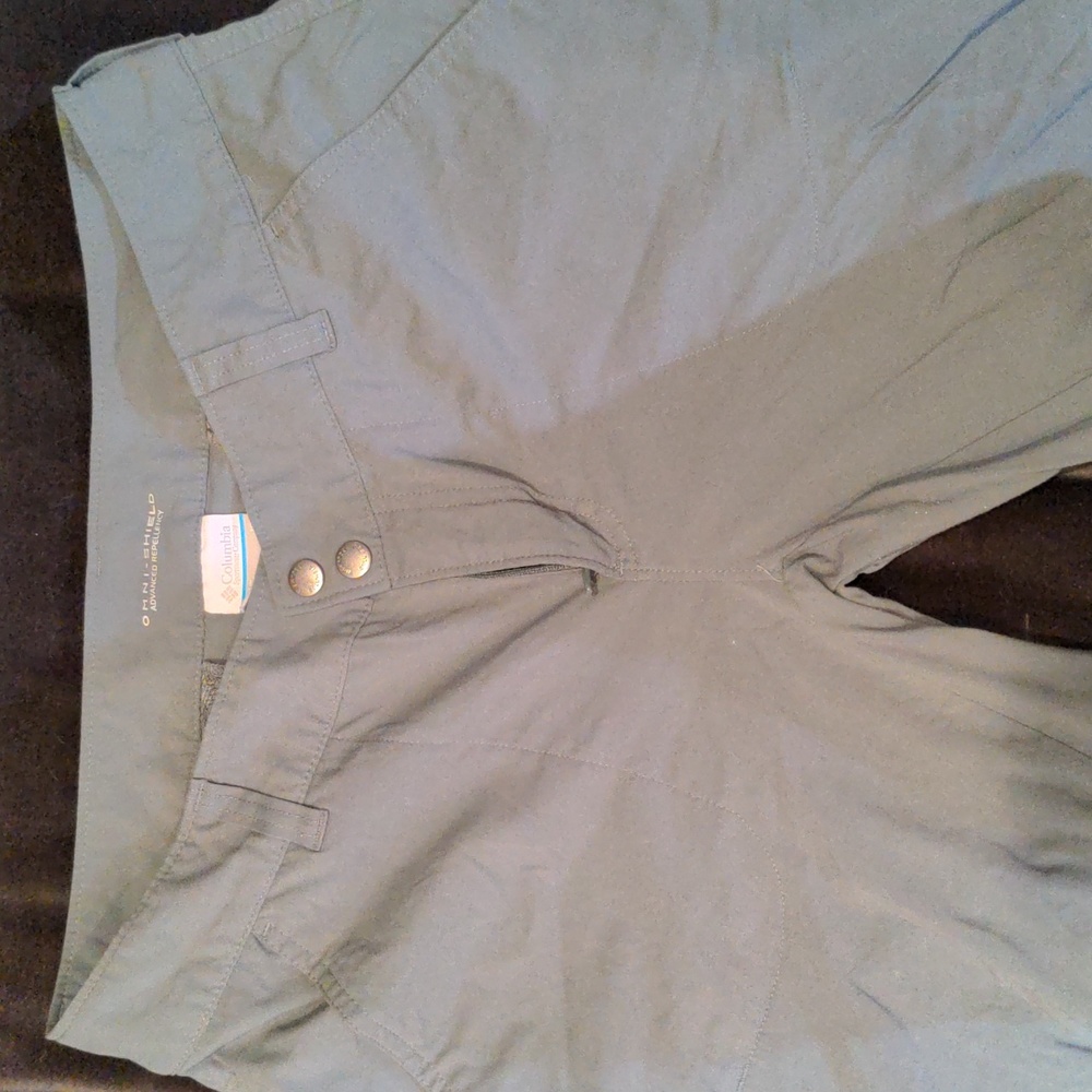 Columbia women's below knee shorts